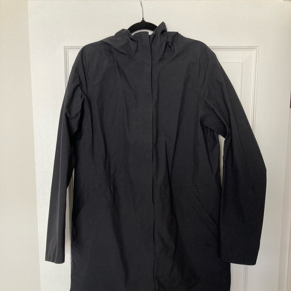 Lululemon raincoat US SIZE 10  RRP $249 - Picture 2 of 3